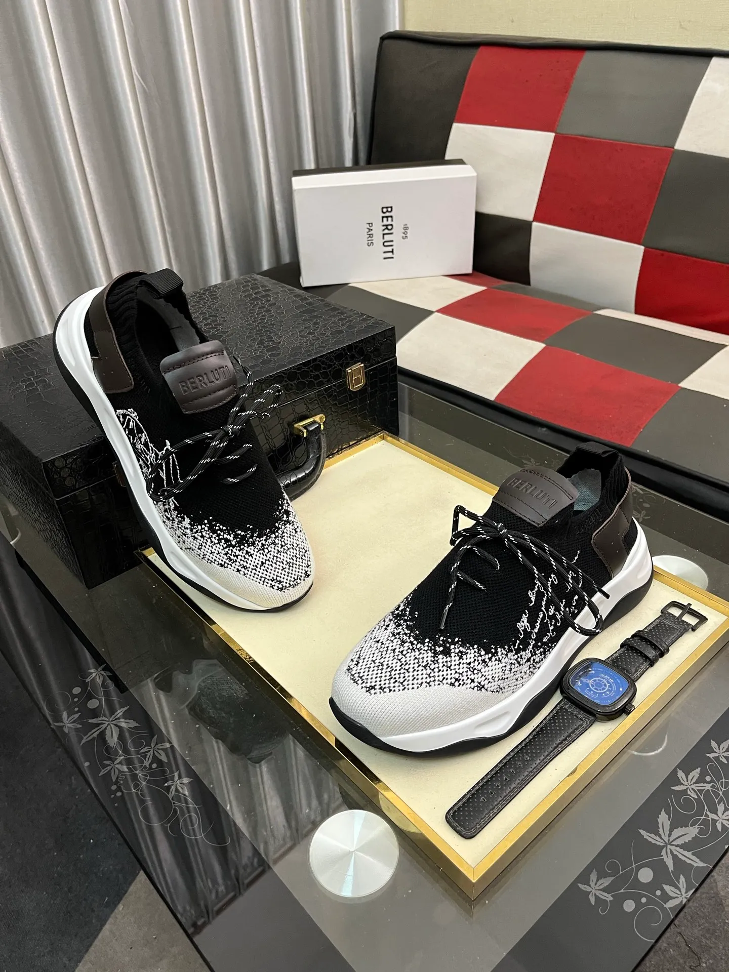Men's Men's Shoes 💰400⌚️⌚️Berlut* France's top men's shoes, Berluti brand broke the rules in its first show and launched a new Edge shoe last. This model is hand-crafted with exquisite and fashionable fly-woven cowhide, a water-dyed cowhide lining, and an original color-blocked lightweight and wear-resistant rubber sole. This bold improvement of the iconic shoe last is of great significance to the creative work of its unique shape and edge width. On Alessandro shoes, this sharp-edged silhouette is made more see-through through Kris' bold and professional new Cloudy dyeing, making it classic and fashionable! Size: 38-46